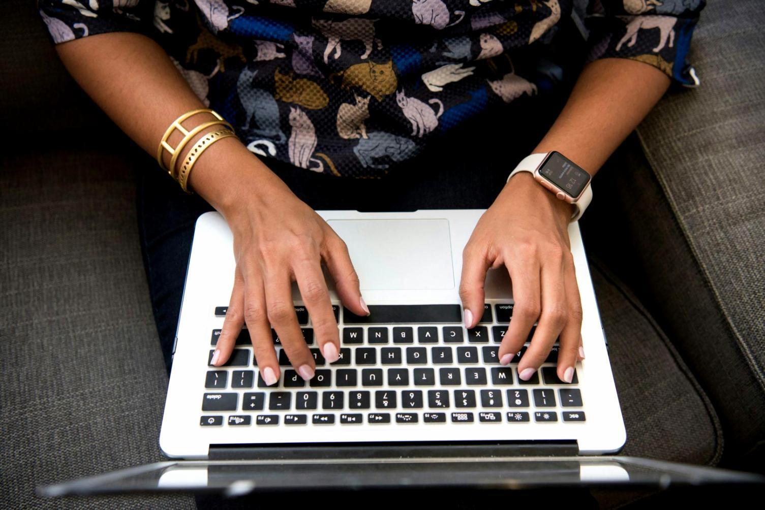 Studenti che lavorano su progetti di design per giochi mobile durante una sessione pratica