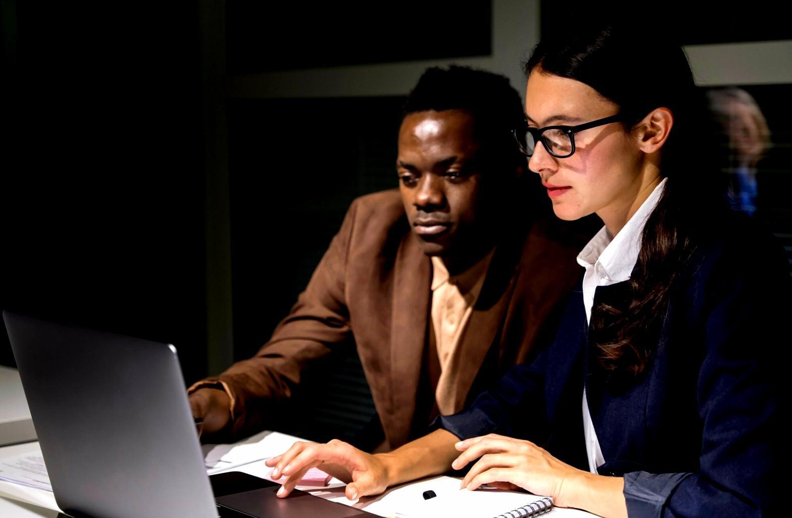 Studio di design con schermi multipli che mostrano interfacce di giochi in sviluppo e analytics